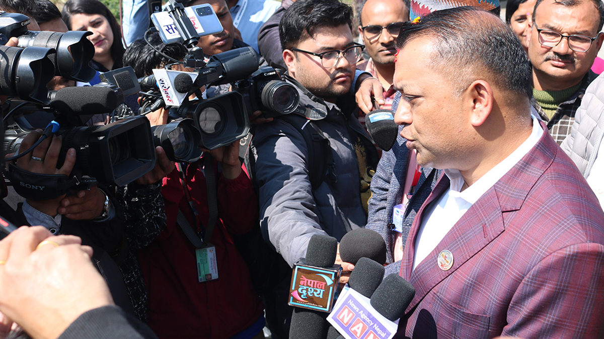 ‘राष्ट्रपतिले दलीय संरचनाबाट अलग भइ भूमिका निर्वाह गर्नुपर्छ’